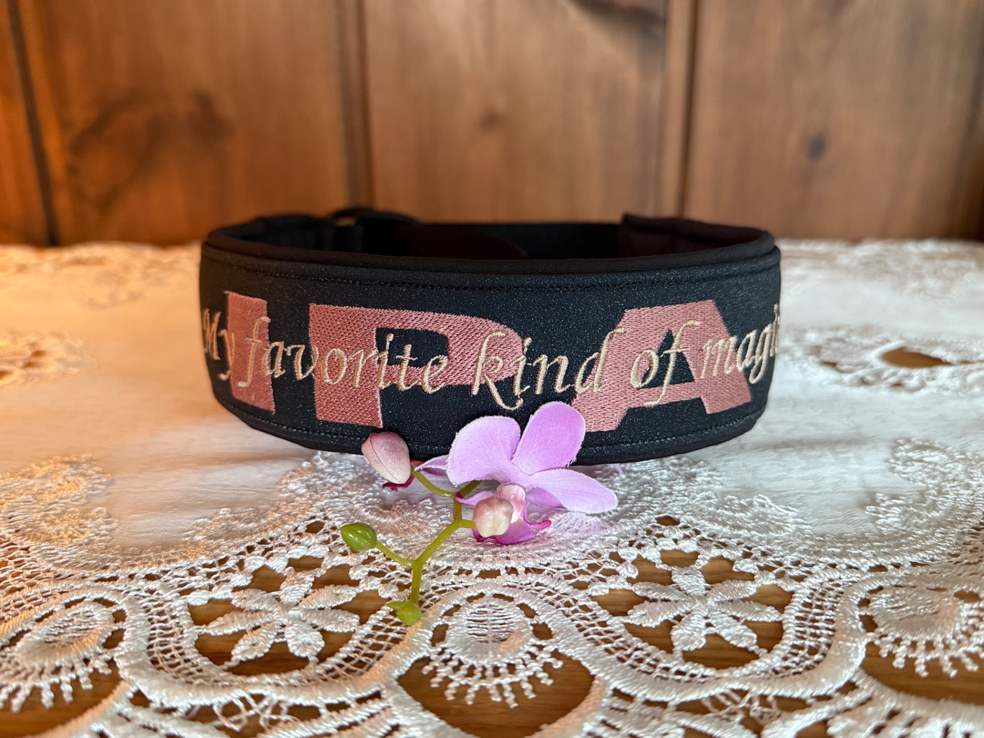 Halsbånd med dobbel skrift