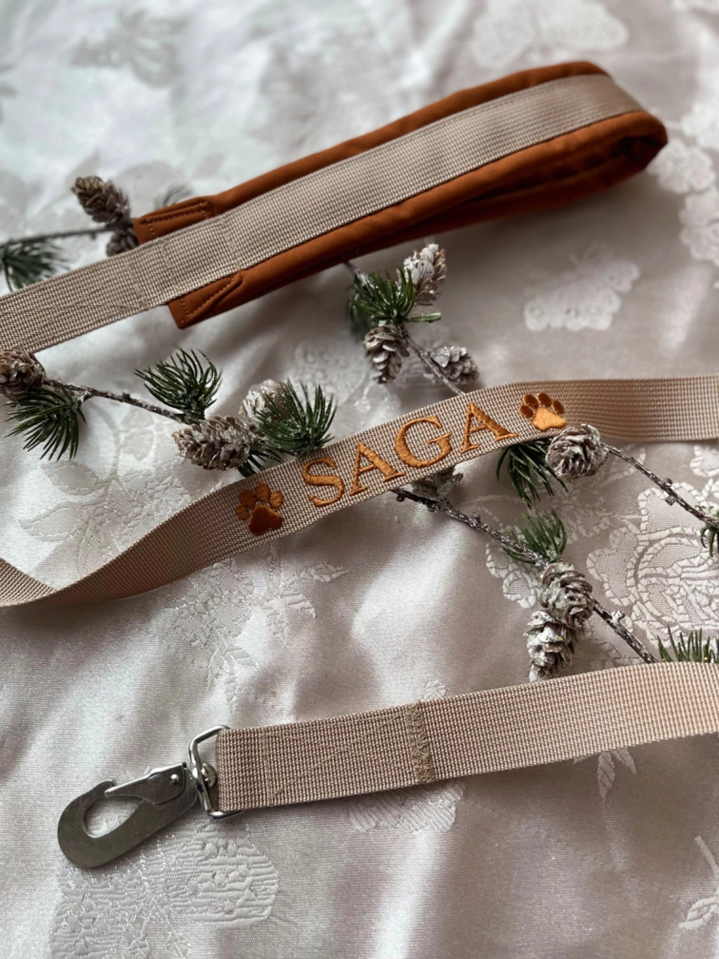 Vanlig kobbel med brodert navn